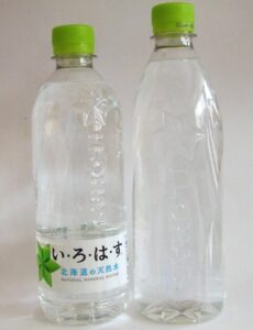 左から新ボトルの「い・ろ・は・す 天然水」（540ml）と「い・ろ・は・す 天然水 ラベルレス」（560ml）