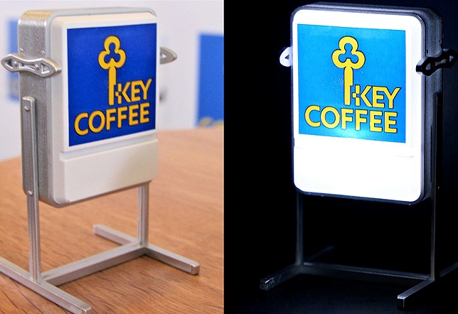 実際に点灯もできる「キーコーヒーの看板」。ケンエレファント社の「純喫茶ミニチュアコレクション ～純喫茶のある風景～」にキーコーヒーが協力したものとなる。