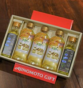 「AJINOMOTOこめ油」と「AJINOMOTOアマニ油」を組み合わせた「味の素ブランド こめ油ギフト」（税別3000円） - 食品新聞 WEB版（食品新聞社）