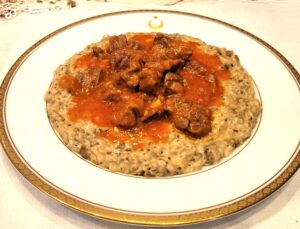 オスマン帝国宮廷料理の1つ、ラム肉のトマト煮と茄子のソースの「ヒュンキャル べエンディ」 - 食品新聞 WEB版（食品新聞社）