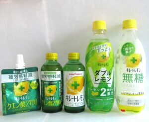 「キレートレモン」の主要商品　左から「キレートレモンクエン酸2700ゼリー」「キレートレモンクエン酸2700」（155ml瓶）「キレートレモン」（155ml瓶）「キレートレモンWレモン」