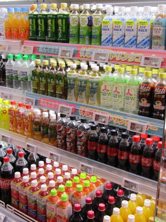 5月に入り飲料大手各社から主要容器である小型ペットボトル（PET）の値上げ発表が相次いだ。