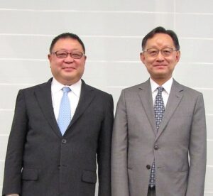 全国清涼飲料連合会（全清飲）の松尾嘉朗会長（右）と那須俊一専務理事