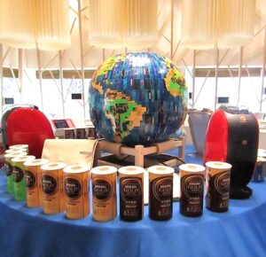 「ネスカフェ エコ＆システムパック」を300個使用してつくられた地球ジオラマ - 食品新聞 WEB版（食品新聞社）