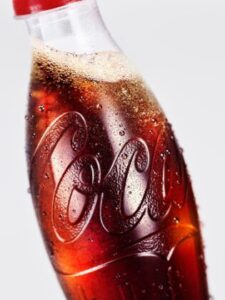 「コカ・コーラ」の新ラベルレスボトル（350ml）
