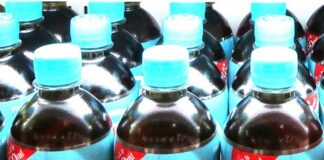 売場に並ぶ「やかんの麦茶」
