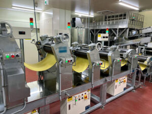 新たに導入した製麺機（ニチレイフーズ山形工場）
