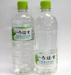 左から全国販売されている現行の「い・ろ・は・す 天然水」（555ml）のボトルと6月20日に北海道で先行発売された新