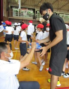 バスケ教室を終えた船田小学校の子どもたちに「ポカリスエット」を手渡している様子 - 食品新聞 WEB版（食品新聞社）