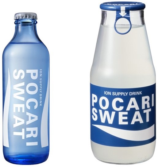 左から新商品の「ポカリスエット リターナブル瓶」250ml（高さ176㎜）と過去発売した「ポカリスエット」570mlガラス瓶ボトル（高さ186㎜）