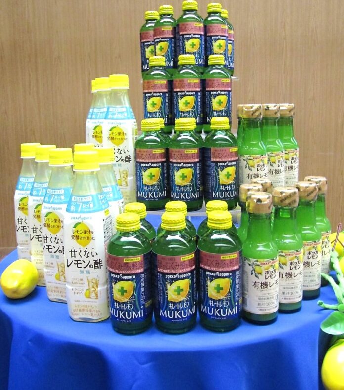 新発売される3品。「キレートレモンMUKUMI」（中央）、「レモン果汁を発酵させて作った 甘くないレモンの酢無糖」（左）「ポッカレモン 有機レモンシチリア産ストレート果汁100％」（右）