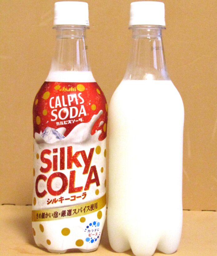「カルピスソーダ シルキーコーラ」と同商品のラベルを剥がした状態