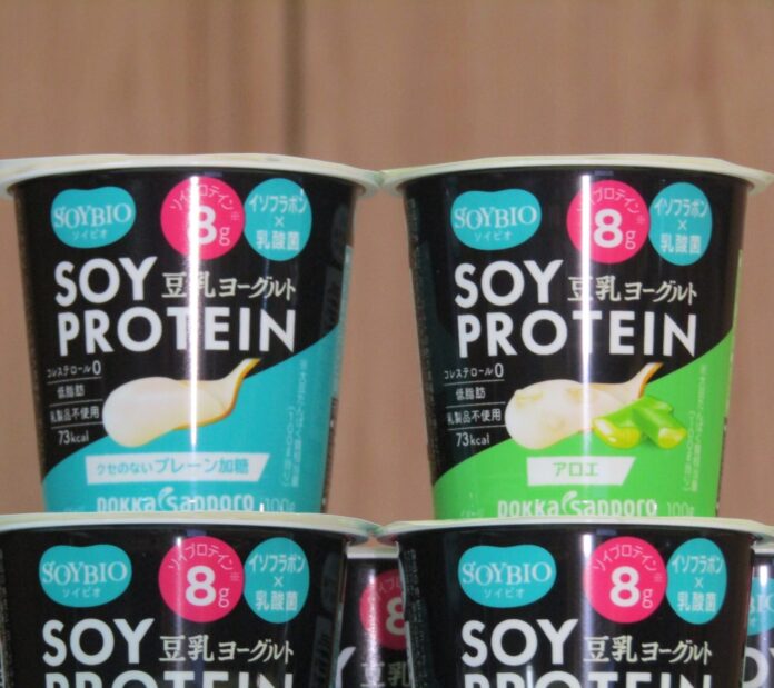 左から「SOYBIO豆乳ヨーグルト SOYPROTEIN」の「プレーン加糖」と「アロエ」