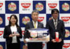 （左から）マーケティング部部長犬養美穂子氏、前田健二社長、開発研究所所長代理瀬川修一氏（日清ヨーク）