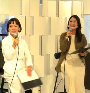22日プレオープンイベントで説明するソロフレッシュコーヒーシステムの西川満美子PRマネージャー（右）と「SEKAI NO OYATSU」パティシエールの鈴木文（あや）さん