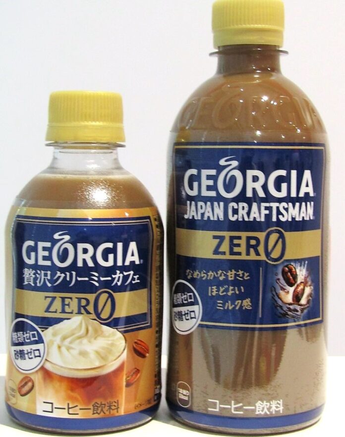 「ジョージア ジャパン クラフトマン ゼロ」（右）と「ジョージア 贅沢クリーミーカフェ ゼロ」
