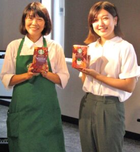 ネスレ日本の常盤馨飲料事業本部スターバックスCPGビジネス部マーケティングスペシャリスト（右）とスターバックス・トレーディング合同会社の安藤真由美ブランドマネージャー