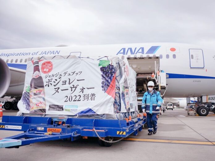 航空機から荷下ろしされたボジョレー・ヌーヴォー（19日午前、羽田空港）