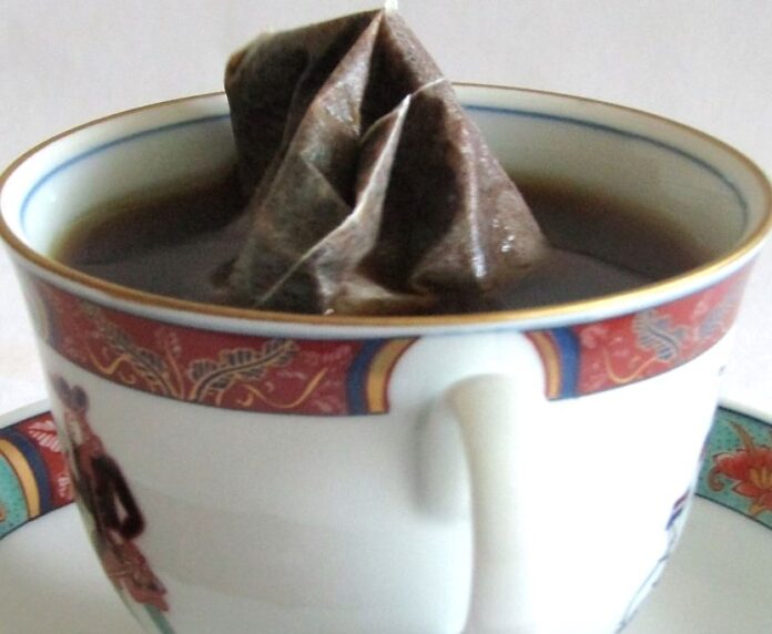 「トリゴネコーヒー」に含まれるトリゴネリンの成分は熱に弱いので独自の低温焙煎で製造。また、シニア世代にも簡単に淹れられるようにコーヒーバッグを採用。ひもを持ってゆっくり上下させて取り出す。