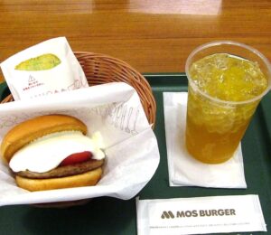 「白いモスバーガー」と「枝豆コーンフライ」にドリンクを組み合わせた「夏トクセット」 - 食品新聞 WEB版（食品新聞社）