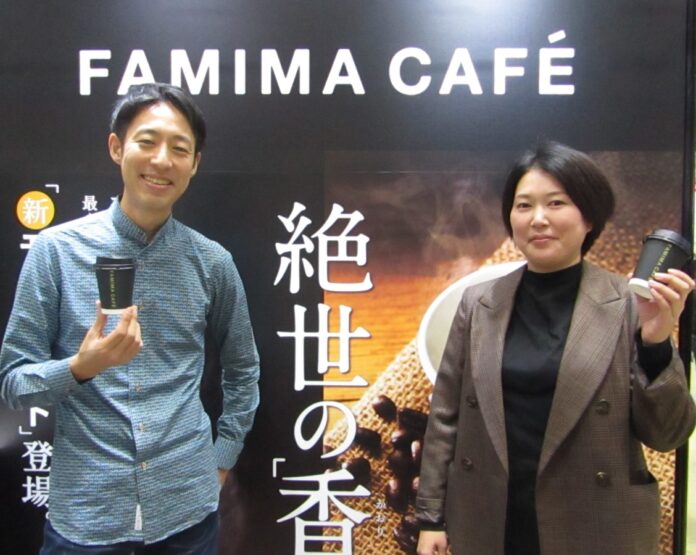 左からバリスタの粕谷哲氏とファミリーマート商品本部FF・スイーツ部カフェ・スチーマーグループの松田香織氏