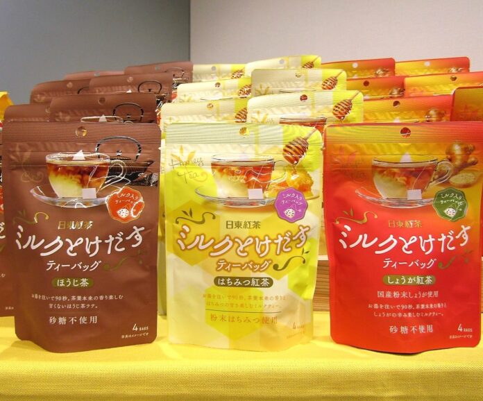 「日東紅茶 ミルクとけだすティーバッグ」の新商品「はちみつ紅茶」（中央）「しょうが紅茶」（右）「ほうじ茶」