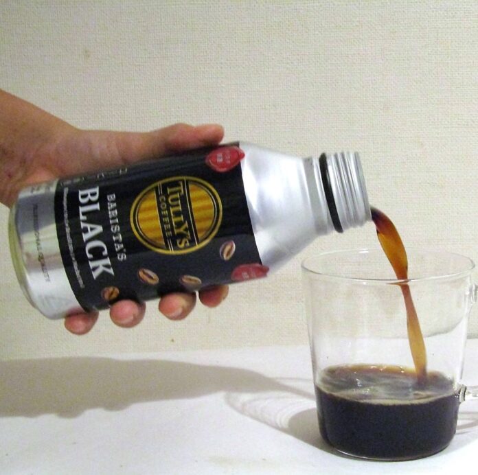 「TULLY’S COFFEE BARISTA’SBLACK（タリーズコーヒーバリスタズブラック）」（390ml）に注ぎ飲み需要が発生している。