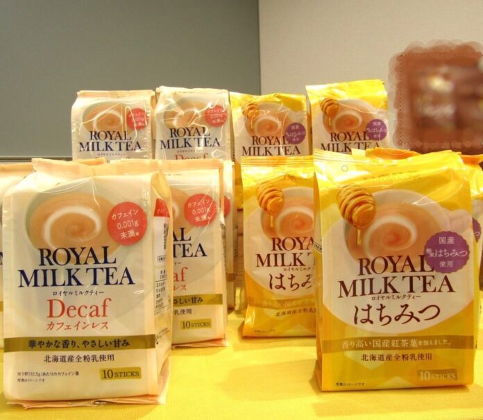 「日東紅茶 ロイヤルミルクティーはちみつ」（右）と「日東紅茶 ロイヤルミルクティーデカフェ」