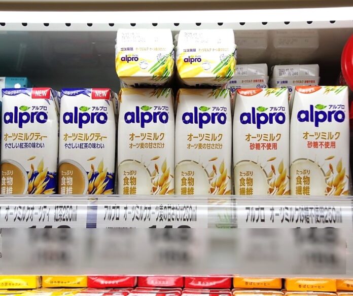 左から売場に並ぶ「Alpro(アルプロ)」の「たっぷり食物繊維 オーツミルクティー やさしい紅茶の味わい 」「オーツ麦の甘さだけ」「砂糖不使用」