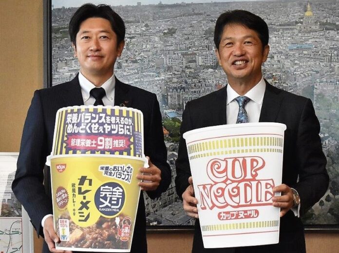 左から安藤徳隆社長、大井川和彦茨城県知事