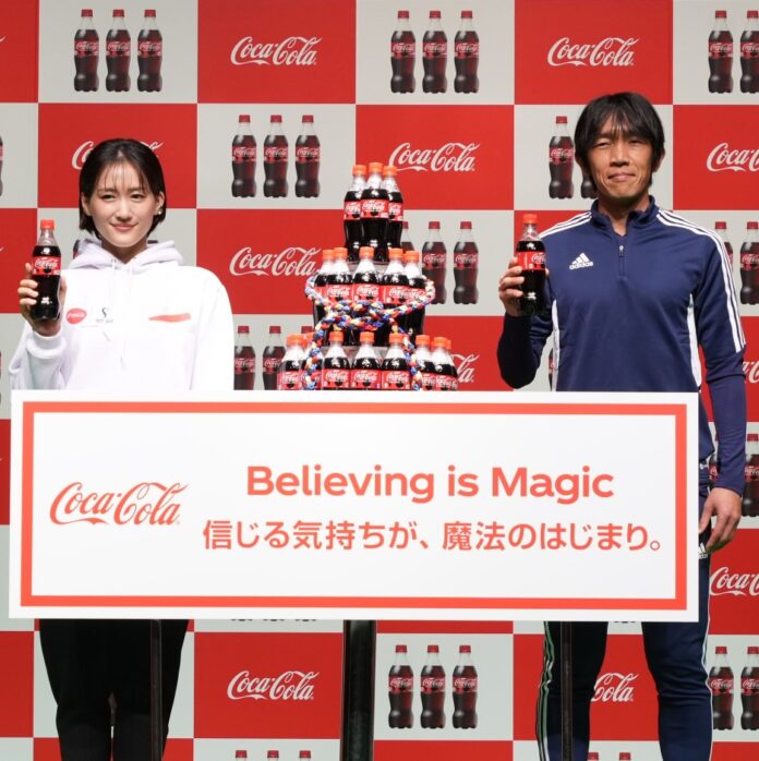 左から1日「コカ・コーラ」FIFAワールドカップ開催国ボトル発売記念イベントに招かれた綾瀬はるかさんと中村俊輔さん。中央に「コカ・コーラ」FIFA 開催国ボトル。