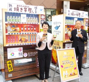 左から日本コカ・コーラの下永加奈子マーケティング本部緑茶事業部シニアブランドマネジャーと農福産業の松岡淳営業責任者