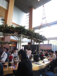 11月23日まで東京ミッドタウンで開催されている「ネスプレッソ×ピエール・エルメ・パリ ポップアップカフェ」の様子 - 食品新聞 WEB版（食品新聞社）
