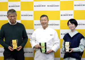 （左から）岩塚製菓の阿部雅栄常務、落合務シェフ、商品企画部・長浜花奈子氏