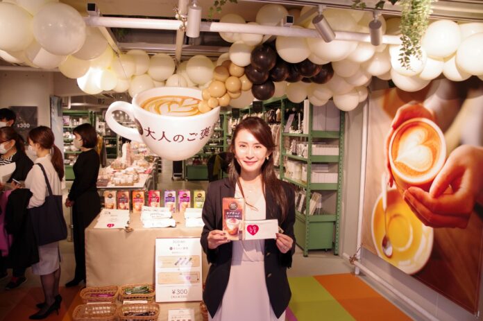 「ネスカフェ ゴールドブレンド 大人のご褒美」と「3COINS」の製品をアピールするネスレ日本の小原千佳子飲料事業本部コーヒーシステム＆ホワイトカップビジネス部ユニットマネジャー