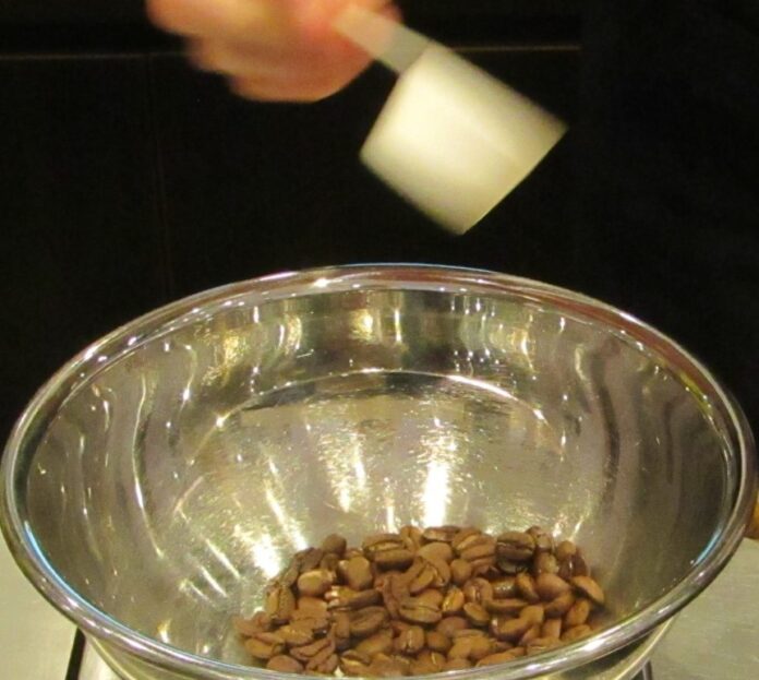 セミナーでコーヒー豆をブレンドする光景