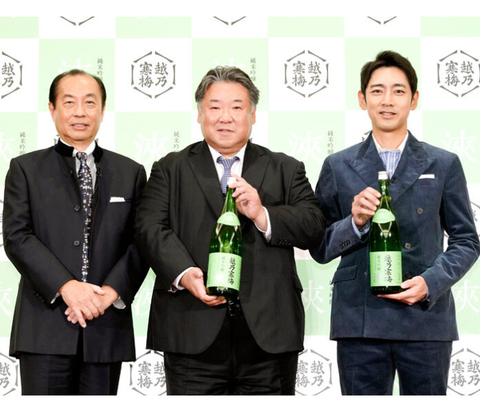 左から田崎真也さん、石本龍則社長（石本酒造）、小泉孝太郎さん