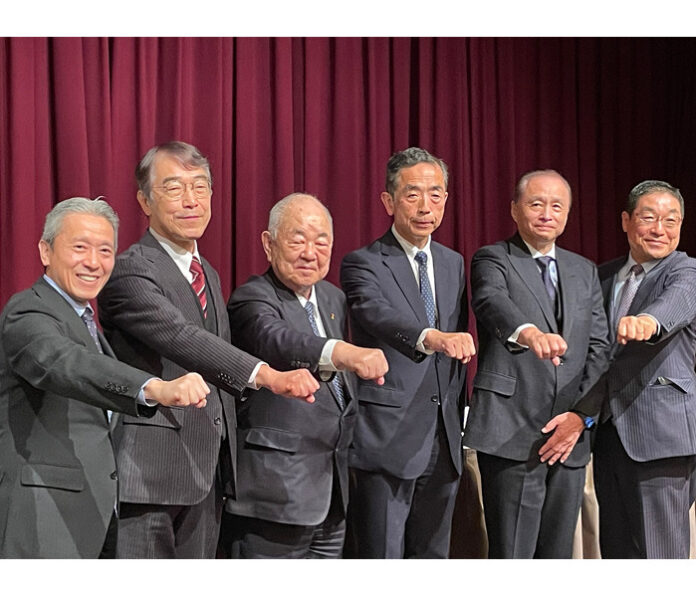 全国スーパーマーケット協会の横山清会長（左から3人目）ら