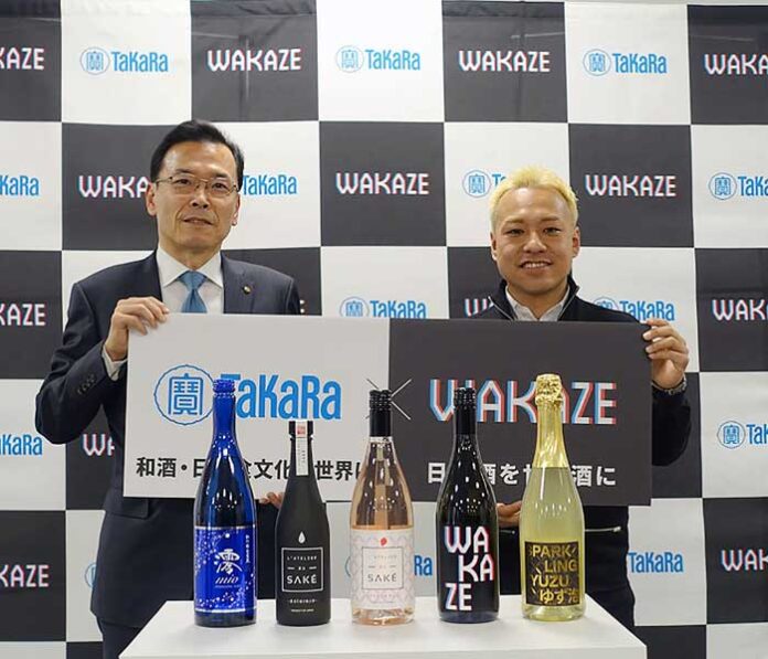 木村睦社長㊧（宝ホールディングス）と稲川琢磨CEO（WAKAZE）