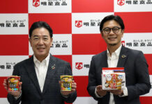 明星食品 春夏戦略 “全麺改良”で進化図る 新カテゴリー創造も挑戦 豊留昭浩社長㊧と中村洋一執行役員(明星食品)