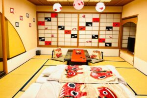 「会津・東山温泉 御宿 東鳳」の80匹以上の赤べこを散りばめた客室「べこれーしょんるーむ」