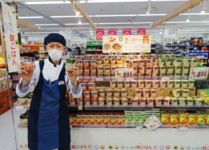 イトーヨーカドー川崎港町店の担当者。大量陳列でカップスープは予想以上に好調という - 食品新聞 WEB版（食品新聞社）