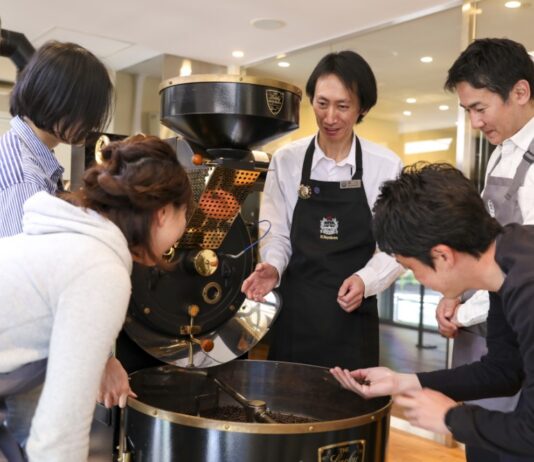 自家焙煎を学ぶ人が急増。「UCCコーヒーアカデミー」の様子