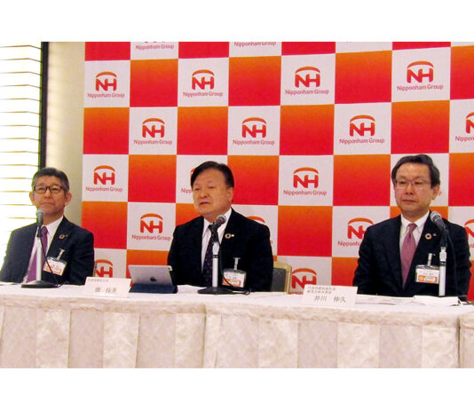 会見で（左から）木藤哲大副社長、畑佳秀社長、井川伸久副社長（日本ハム）