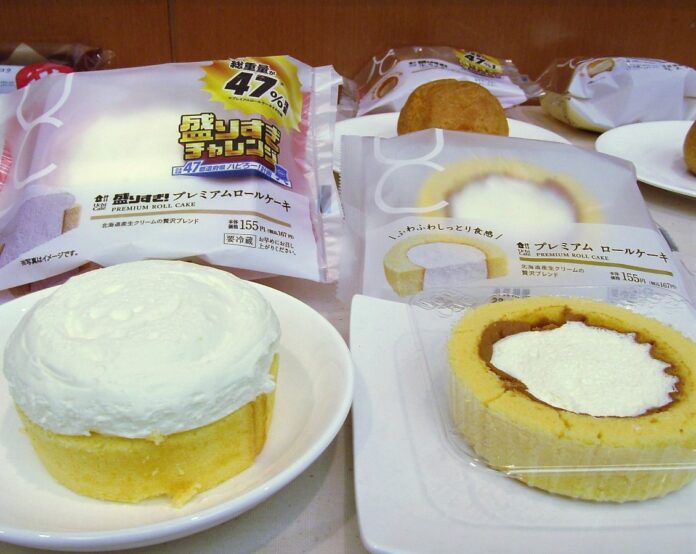 「プレミアムロールケーキ」のクリームを約47％増量した「盛りすぎ！プレミアムロールケーキ」（左）と定番品の「プレミアムロールケーキ」（右）
