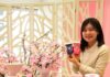 「スターバックス スプリング ブレンド」（手前）と2種類の春季限定「リユーザブル カップ」を手にするネスレ日本の常盤馨飲料事業本部マーケティングスペシャリスト