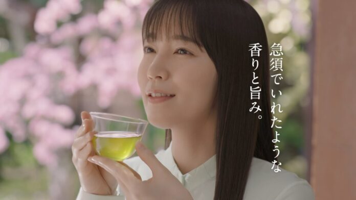吉岡里帆さんが出演する新 TVCM「実はそれ、綾鷹でした。桜ボトル」篇