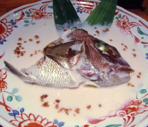 コラボメニューの一例「真鯛の酒蒸しアーモンドミルクソース＞by築地玉寿司」