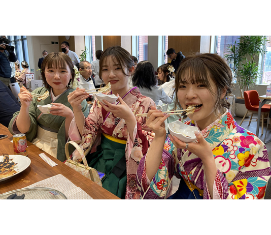 イベントを楽しむ卒業生（大和大学）