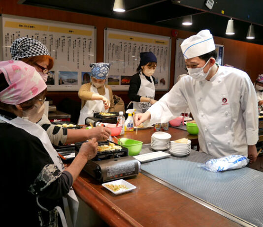 オタフクソースが「たこ焼体験教室」 自信満々の関西人集結